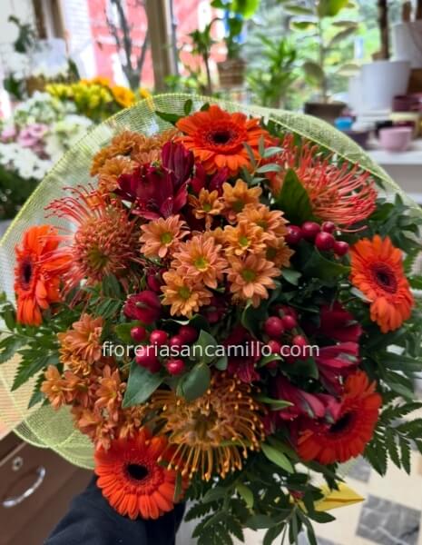 Bouquet con fiori assortiti rossi e arancioni
